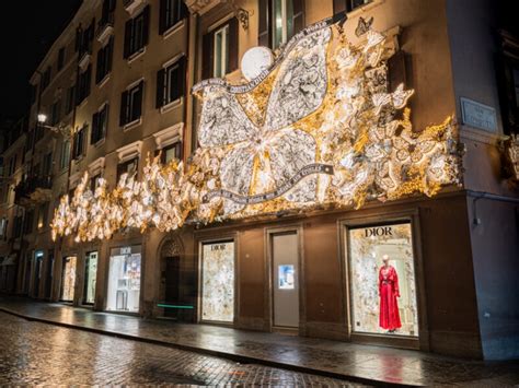 A piazza di Spagna l'albero di Natale di Dior 